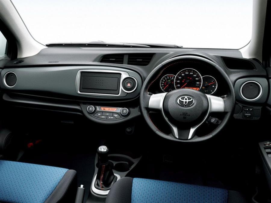  Toyota Vitz RS 2010 года  (фото 2 из 10)